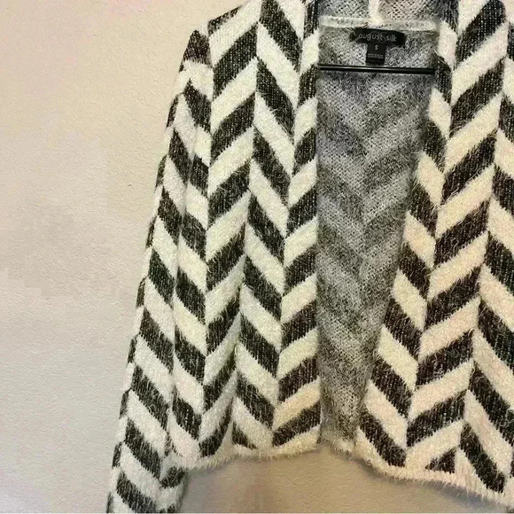 August Silk Women’s black & white chevron print cardigan sweater open front - Picture 4 of 11